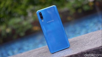 Dilengkapi MicroSD yang mendukung hingga 512 GB, pengisian cepat dan sidik jari di dalam layar seperti dimiliki Galaxy S10. (Foto: detikINET/Adi Fida Rahman)
