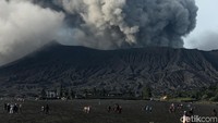 Namun warga masih bisa sembahyang ke pura lantaran tempat peribadatan tersebut masih berada di radius aman.