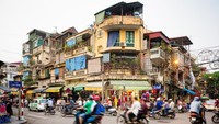 Di Hanoi Old Quarter traveler bisa jalan-jalan santai melihat bangunan kuno dan keseharian warga lokal. Kalau mau belanja suvenir serta icip-icip jajanan lokal pun bisa lho (iStock)