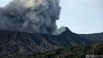 Kondisi Terkini Gunung Bromo yang Terus Semburkan Abu