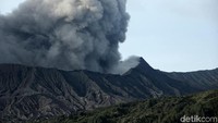 Gunung Bromo terus mengalami erupsi secara fluktuatif setiap hari. 