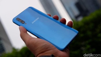 Samsung mendesain bagian belakangnya dengan sebutan 3D Edge Curve. (Foto: detikINET/Adi Fida Rahman)
