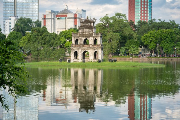 Wisata Danau Hoan Kiem atau yang dikenal pula sebagai Danau Kura-kura ini begitu populer di kalangan warga lokal maupun turis (iStock) Wisata Danau Hoan Kiem atau yang dikenal pula sebagai Danau Kura-kura ini begitu populer di kalangan warga lokal maupun turis (iStock)