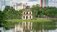 Wisata Danau Hoan Kiem atau yang dikenal pula sebagai Danau Kura-kura ini begitu populer di kalangan warga lokal maupun turis (iStock)