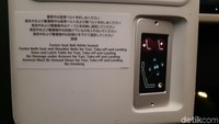 Hiburan pendukung lain adalah refleksi di tiap kursi. Penumpang hanya perlu menekan tombol hijau di depan kursi untuk menghidupkan mode refleksi yang bisa digunakan selagi duduk. (Bonauli/detikcom)