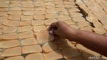 Mengintip Proses Pembuatan Kerupuk Kamplang yang Mendunia