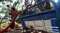 Sejumlah anak nampak bermain di taman bermain yang berada di sekitar kantor Kelurahan Kebon Bawang, Jakarta Utara, Jumat (22/3/2019).
