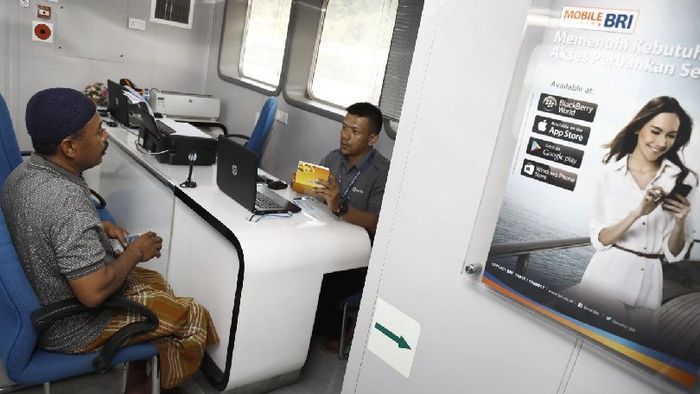 Transaksi di bank terapung Teras BRI Kapal Bahtera Seva II (Foto: Dikhy Sasra/detikcom) Transaksi di bank terapung Teras BRI Kapal Bahtera Seva II (Foto: Dikhy Sasra/detikcom)