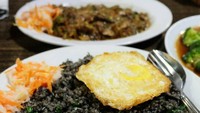Warna hitam dari nasi goreng ini bukan tercipta dari bubuk arang, tapi campuran tinta cumi. Pasti kamu pernah mencoba kreasi nasi goreng ini, kan? Foto: Instagram tmlegoh  