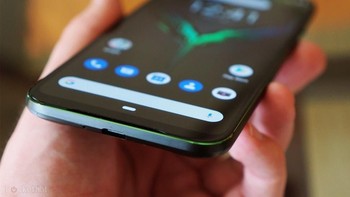 Ada pula aksesoris opsional seperti grip handheld yang dapat dipasang-copot di kedua sisi smartphone itu. (Foto: Pocketlint)