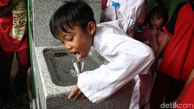 Antusias Anak-anak SD Jajal Air Kran Siap Minum di Sekolah
