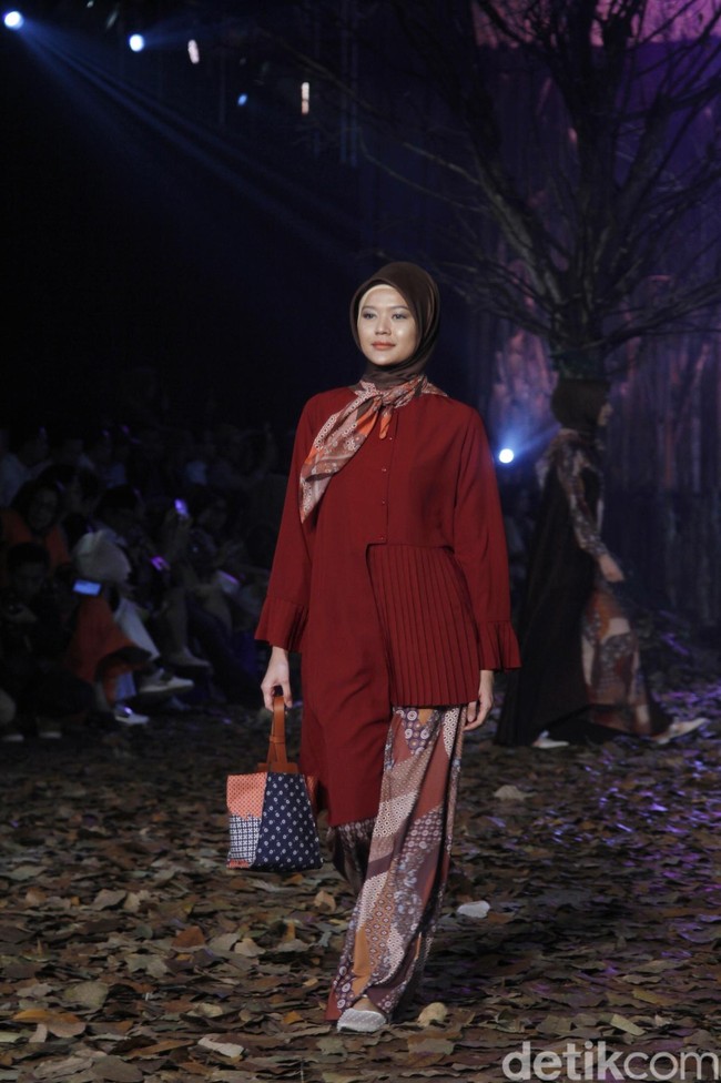 Rancangan terbaru Ivan Gunawan untuk Lebaran 2019 mengangkat tema Nostalgia yang di gelar di LiveSpace, SCBD, Jakarta Selatan, Rabu [20/3/2019]. Foto: Mohammad Abduh/Wolipop