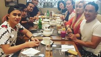 Makan bareng teman-temannya memang jadi rutinitas Lia. Di sebuah mall, mereka nampak bersantap di sebuah bakery ternama. Foto: Instagram lia3srigala