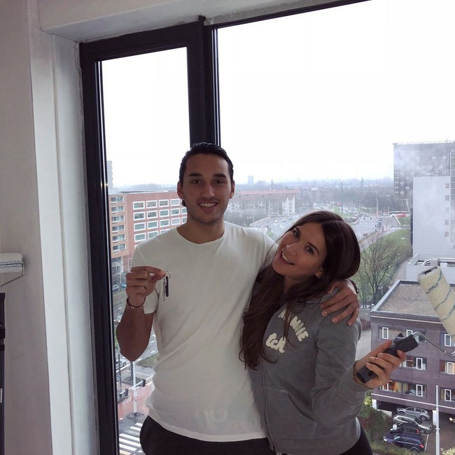 Kemesraan Ezra dan Ylon saat menghadiri sebuah festival musik. Romantis banget ya? Foto: Instagram/@ezrawalian