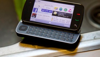 Handset ini memakai sistem operasi Symbian 9.4, andalan Nokia walau saat itu ponsel Android mulai diminati. Sambutan pasar awalnya cukup baik. Pada 3 bulan pertama penjualan, 2 juta unit Nokia N97 laku di pasaran. Foto: Tech Radar
