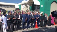 Terdapat Komisioner Kepolisian New Zealand Mike Bush, Wali Kota Wellington Justin Lester, anggota parlemen Grant Robertson, James Shaw dan Paul Eagle, serta para pemimpin komunitas keagamaan lainnya di antara massa yang hadir di luar Masjid Kilbirnie. Foto: Twitter/@pauleaglenz
