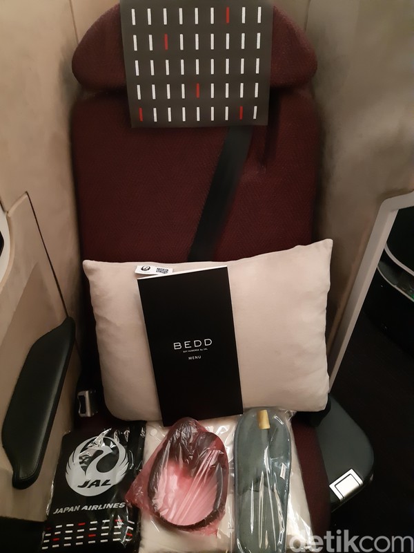 Fasilitas berupa bantal, sendal, selimut dan headphone juga disediakan langsung di atas kursi penumpang. (Bonauli/detikcom) Fasilitas berupa bantal, sendal, selimut dan headphone juga disediakan langsung di atas kursi penumpang. (Bonauli/detikcom)