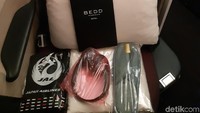 Fasilitas berupa bantal, sendal, selimut dan headphone juga disediakan langsung di atas kursi penumpang. (Bonauli/detikcom)