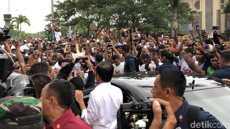 Warga Bali Tumpah ke Jalan Sambut Jokowi di Pasar Badung Warga Bali Tumpah ke Jalan Sambut Jokowi di Pasar Badung