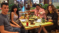 Keduanya pernah menjadi bintang tamu dalam channel YouTube pengacara kondang Hotman Paris. Lucinta dan Bii sama-sama menikmati santap malamnya itu. Foto: Instagram lucintaluna