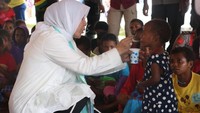 Istri dari Kapolri Jendral Polisi Tito Karnavian ini tampak sangat telaten dan penuh kasih sayang memberikan suapan makanan untuk anak-anak korban banjir bandang. Foto: dok. Bhayangkari