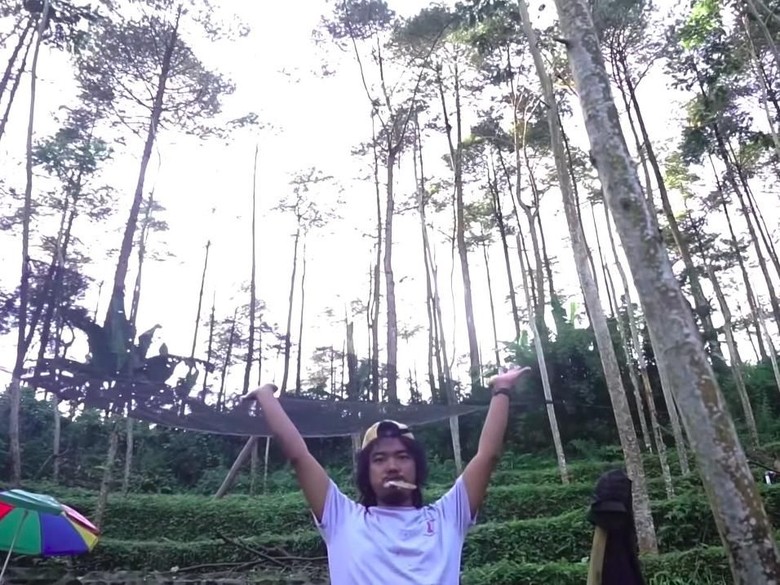 Dikelilingi Pinus, Rumah Dodit Mulyanto Ada di Tengah Hutan Dikelilingi Pinus, Rumah Dodit Mulyanto Ada di Tengah Hutan