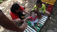 Meski begitu, taman bermain itu tetap ramai didatangi oleh anak-anak sekitar yang ingin bermain.