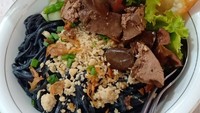 Bukan cuma spaghetti, mie bakmi yang mulur juga cantik jika berwarna hitam. Meski hitam, toppingnya tetap sama seperti bakmi pada umumnya. Foto: Instagram isrova_rosyadi