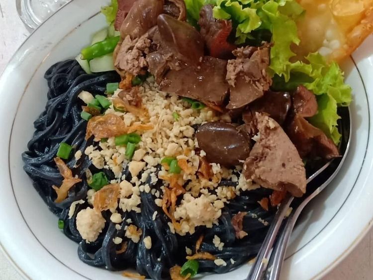 Makanan Lokal Juga Enak Kalau Dicampur Bubuk Arang
