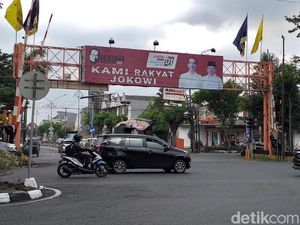 Tim Prabowo Soroti Spanduk Rakyat Jokowi di Jatim yang Diungkap Rocky