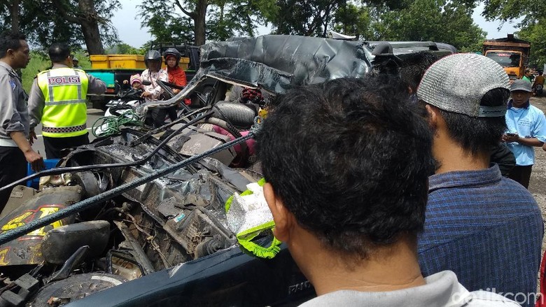Berikut Identitas Korban MPV Tabrak Truk yang Tewaskan 6 Orang Berikut Identitas Korban MPV Tabrak Truk yang Tewaskan 6 Orang