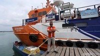 Rusdi Wambes dan Abdurrahman mereka bertugas sebagai mantri sedangkan Moh Iqbal Fiqriansyah sebagai Costumer Service dan Ridho Bafagih sebagai teller di Kapal Teras BRI Bahtera Seva 3.