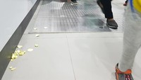 Sampah-sampah pun tampak berserakan di dalam stasiun MRT. Istimewa/IG Jktinfo.