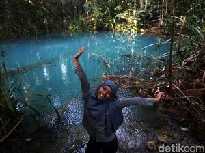 Menikmati Keindahan Telaga Biru di Pulau Mandioli