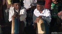 Untuk memunculkan atmosfer tertentu selama festival, masyarakat dan wisatawan yang berada dan keluar masuk Kawasan SRG diminta menggunakan Baju Kuruang untuk wanita, Taluak Balango untuk pria, Deta dan asesoris keseharian lainnya. (Jeka Kampai/detikcom)