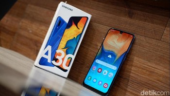 Ponsel ini hadir dengan layar Super AMOLED berukuran 6,4 inch dengan resolusi Full HD+. Foto: Adi Fida Rahman/detikINET