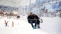 Founder & Chairman of CT Corp Chairul Tanjung (CT) dan istrinya Anita Tanjung naik kereta gantung di Trans Snow World Juanda. Ini adalah destinasi terbaru di Bekasi dari grup CT Corps (Rachman/detikcom)
