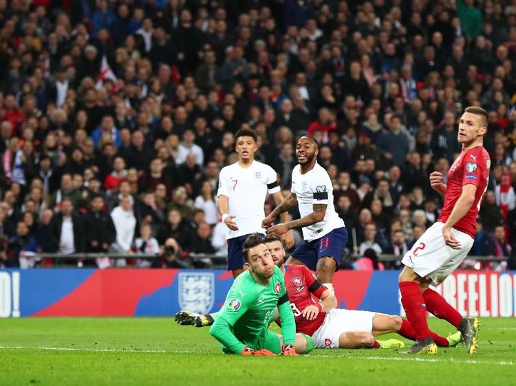 Sterling Menggila, Inggris Lumat Republik Ceko Lima Gol