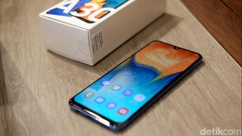 Ponsel ini tidak dilengkapi NFC, pun begitu ada fitur Samsung Pay untuk kemudahan pembayaran digital. Foto: Adi Fida Rahman