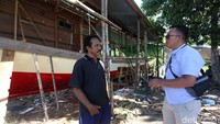 Mereka bekerja keras dan tak kenal lelah guna memberikan layanan perbankan yang prima kepada masyarakat pulau.