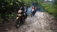 Jalannya berupa tanah berbatu dan jalan setapak. Medan landai dan menanjak beberapa kali dilalui dengan ekstra hati-hati. (Danu Damarjati/detikcom)