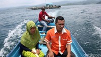 Petugas juga siap mengarungi lautan dengan sampan kecil.