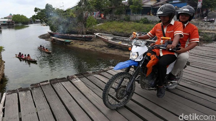 Setiap 4 hari dalam seminggu, para pegawai BRI, dari mantri, CS dan teller mengarungi lautan dan menembus hutan di Kabupaten Halmahera Selatan guna melayani nasabah.