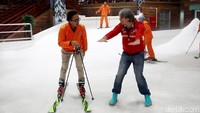  CEO Hospitality and Entertainment Group CT Corps, Dony Oskaria berdiskusi dengan instruktur ski (Rachman/detikcom)