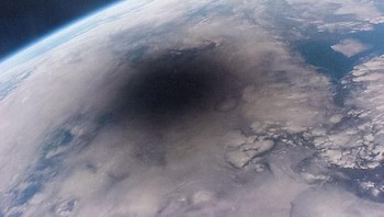 Penampakan gerhana Bulan dilihat dari luar angkasa. Foto: boredpanda