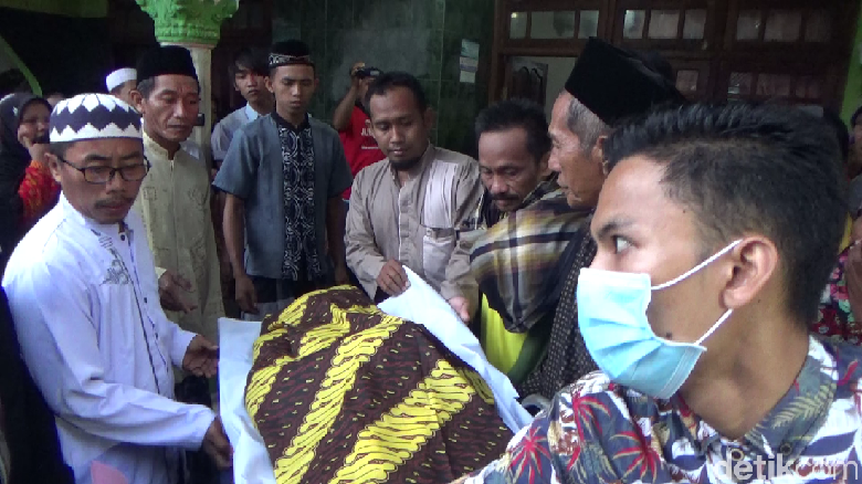 Tiba di Rumah Duka, 6 Korban Tewas Kecelakaan MPV Disambut Tangis Tiba di Rumah Duka, 6 Korban Tewas Kecelakaan MPV Disambut Tangis