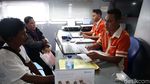 Layani Nasabah, Mantri BRI Tembus Hutan Belah Lautan