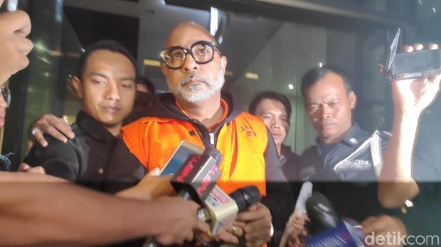 Pakai Rompi Oranye, Direktur Teknologi Krakataul Steel Ditahan KPK