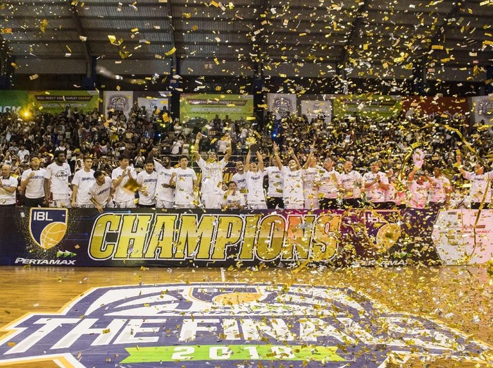 Tim basket Stapac Jakarta merayakan kemenangan seusai pertandingan kedua Final IBL Pertamax 2018-2019 di GOR Ctra, Bandung, Jawa Barat, Sabtu (23/3/2019). Stapac Jakarta berhasil menjuarai IBL Pertamax 2018-2019 setelah mengalahkan Satria Muda Pertamina Jakarta pada final kedua dengan skor 74-56. ANTARA FOTO/M Agung Rajasa/pd.