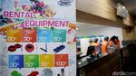 Foto: Suasana Penuh Salju di Trans Snow World Juanda